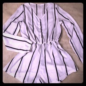 Romper Sz.S lightweight. L/slv shorts white